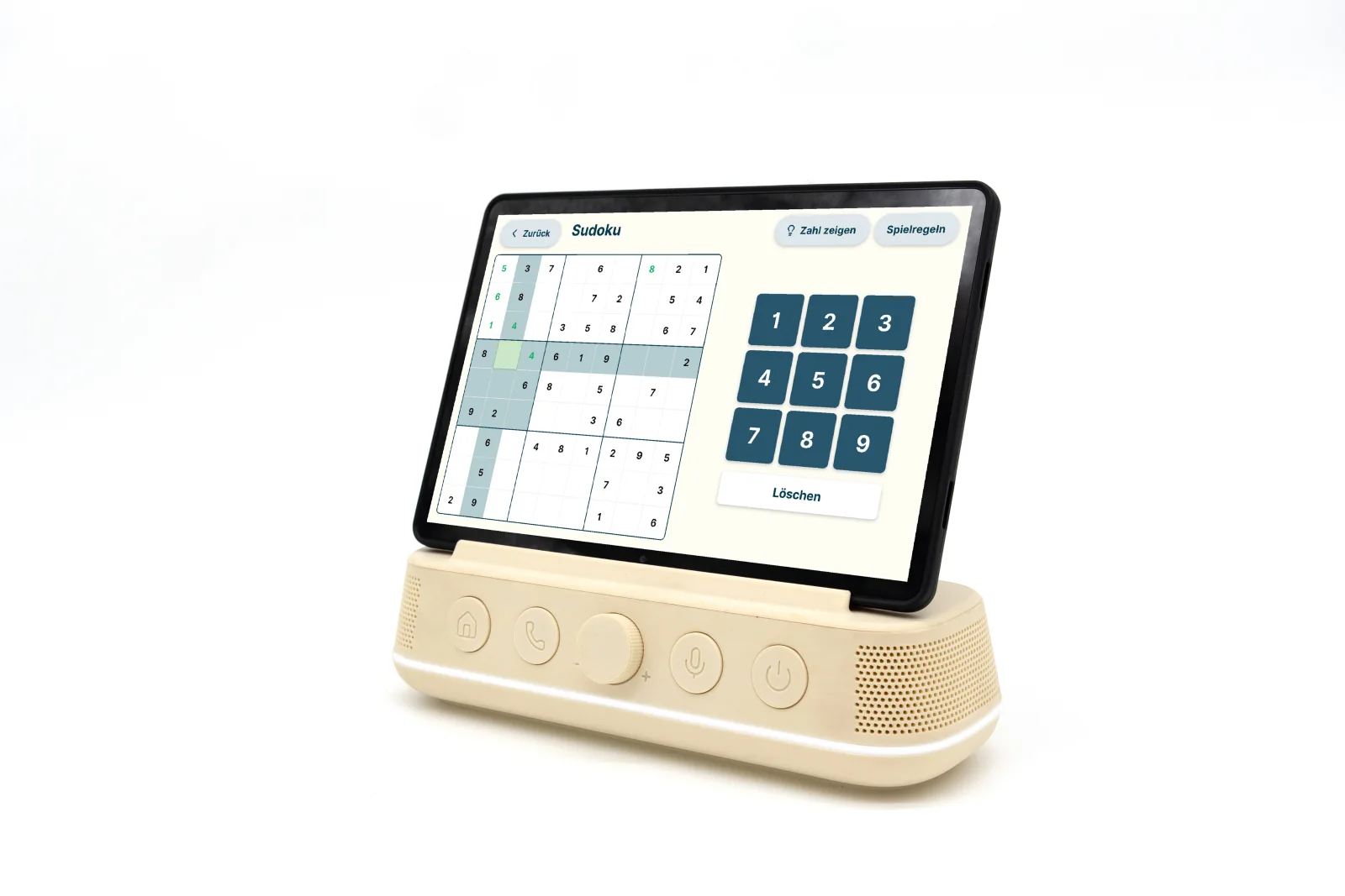 Amara Home auf der Base, auf dem Bildschirm ein Sudoku mit großen Zahlenfeldern.