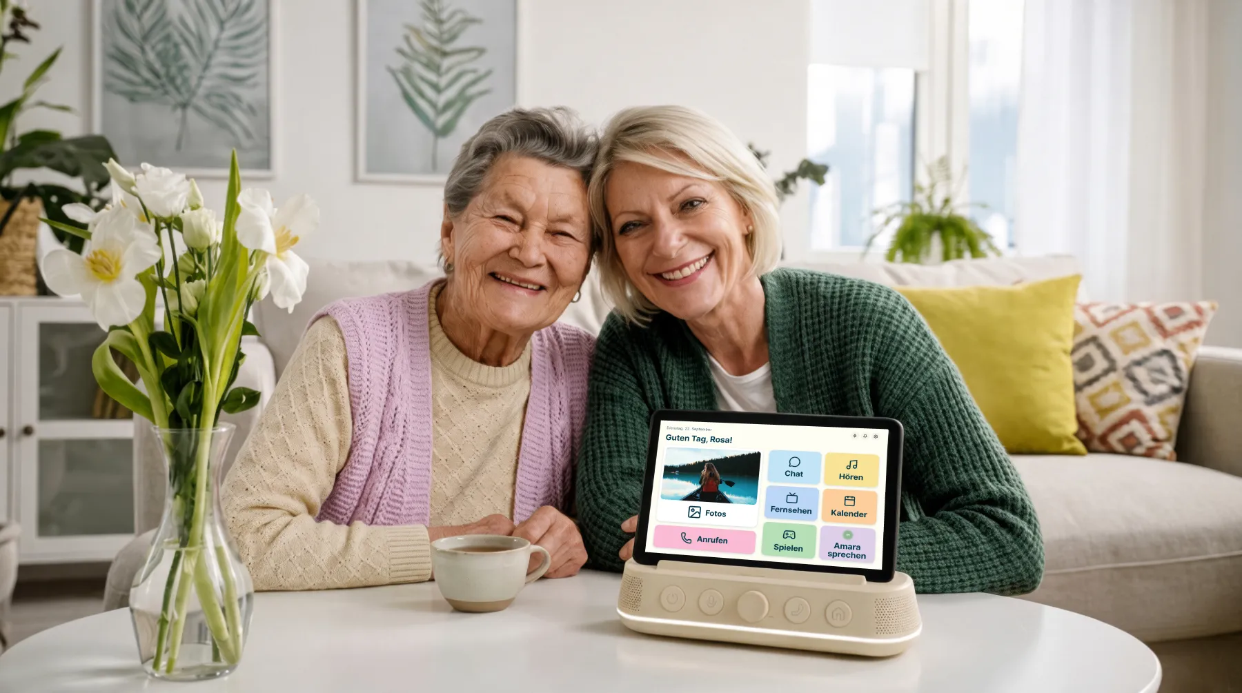 Eine Großmutter und ihre Tochter lächeln gemeinsam neben Amara Home.